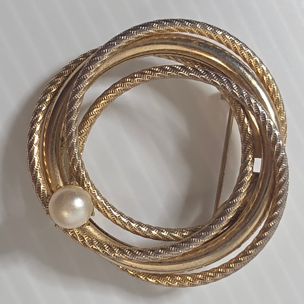 Unbranded Circle Brooch OS Gold Fair Vintage Faux Pearl Interlocking Rings
